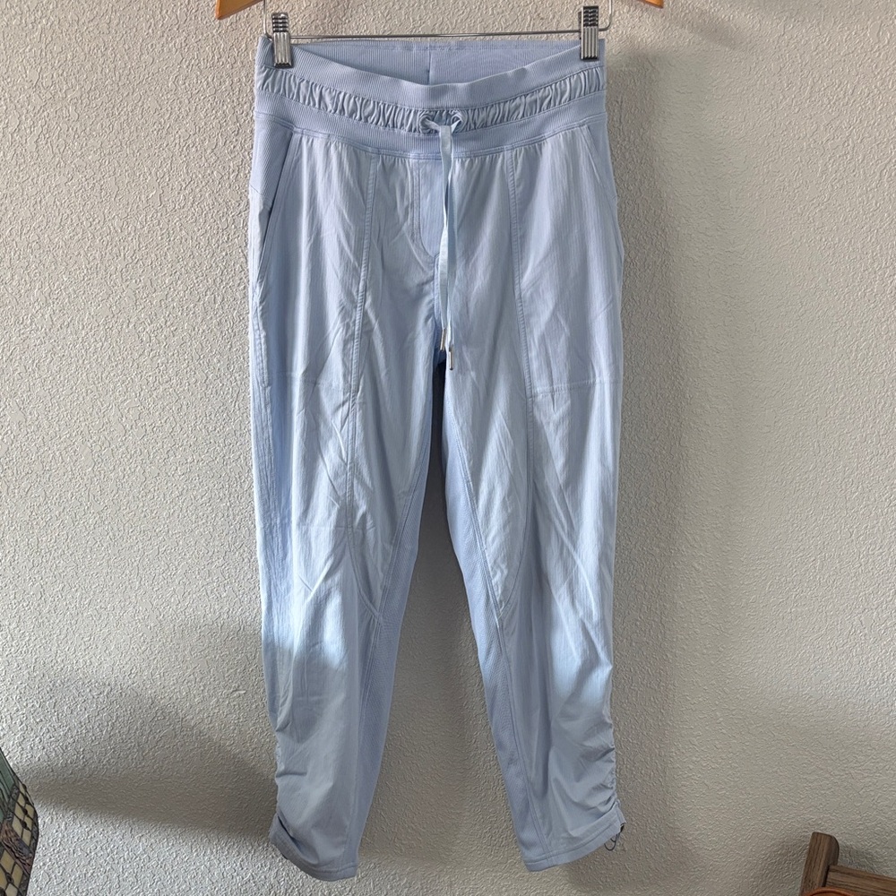 Lululemon Athletica Lined Pin Stripes Light Blue Dance Studio size 4